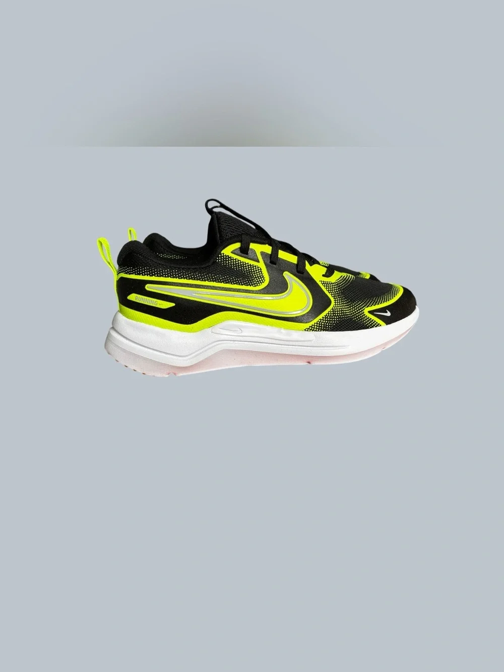 Nike Cosmic Runner Big Kids’ Size US 6.5 youth/men and 8 women NEW